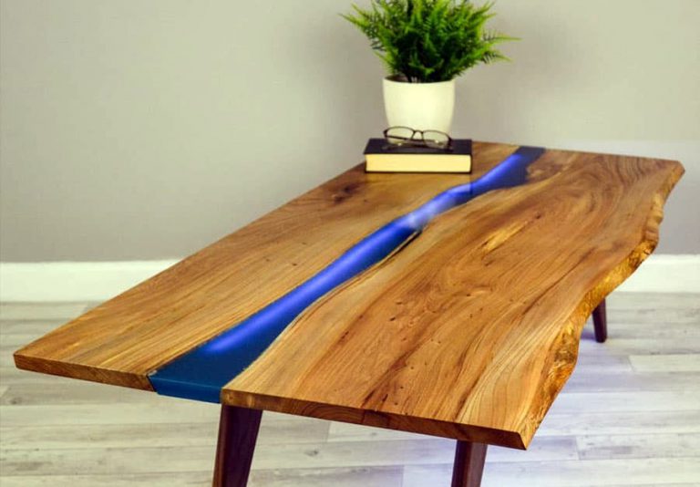 Деревянные столы с эпоксидной смолой в интерьере